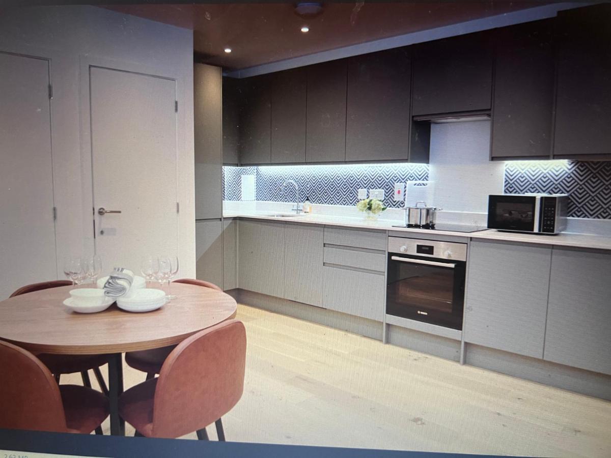 4-Level Luxury 2 Bedroom House Sleeps 6, Rooftop, Harry P & Free Parking Watford  Exterior photo