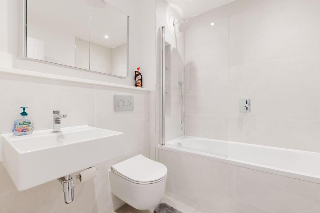 4-Level Luxury 2 Bedroom House Sleeps 6, Rooftop, Harry P & Free Parking Watford  Exterior photo