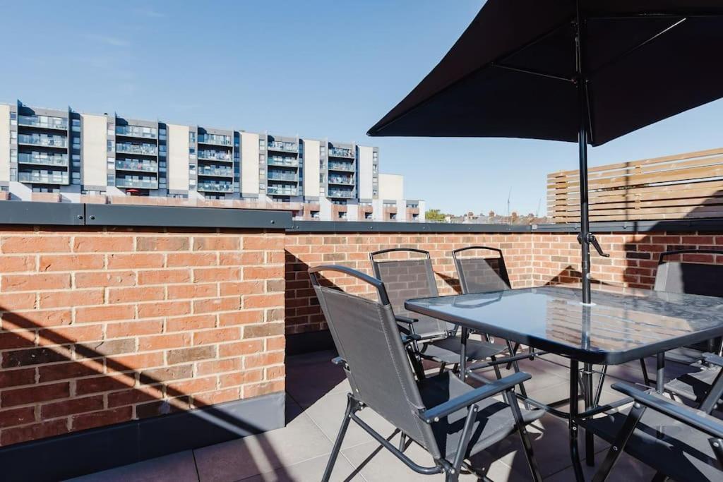 4-Level Luxury 2 Bedroom House Sleeps 6, Rooftop, Harry P & Free Parking Watford  Exterior photo