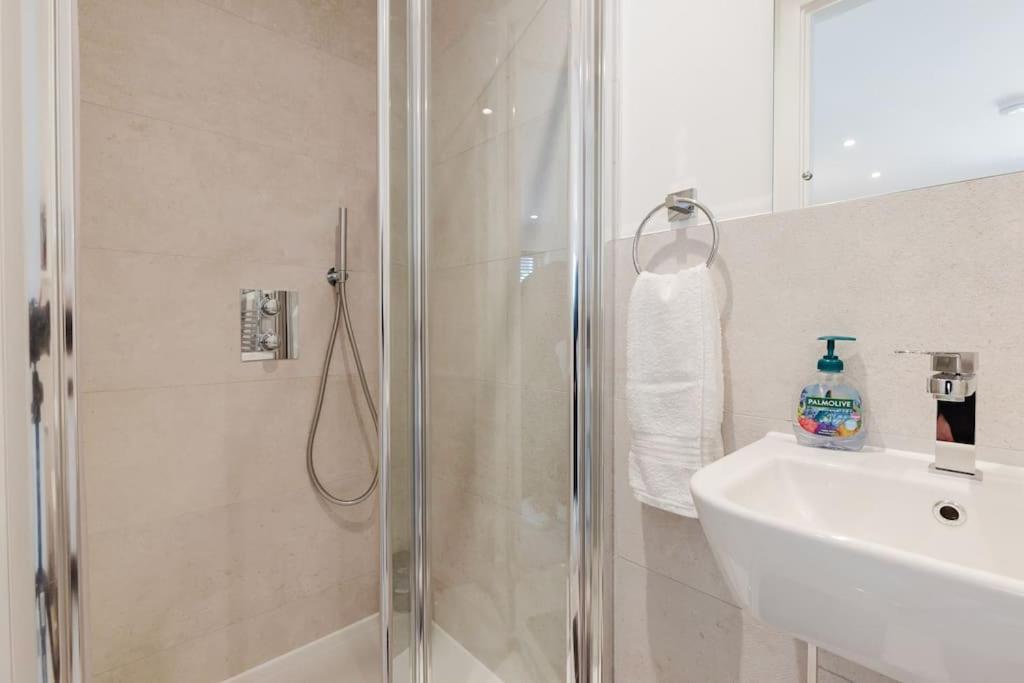 4-Level Luxury 2 Bedroom House Sleeps 6, Rooftop, Harry P & Free Parking Watford  Exterior photo