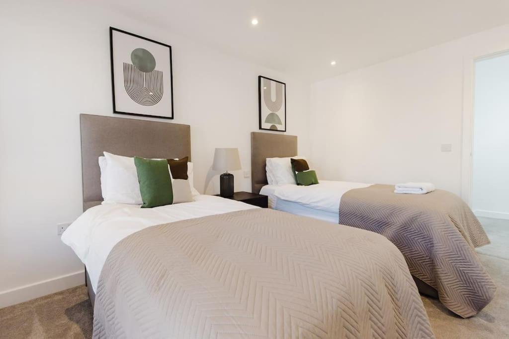 4-Level Luxury 2 Bedroom House Sleeps 6, Rooftop, Harry P & Free Parking Watford  Exterior photo
