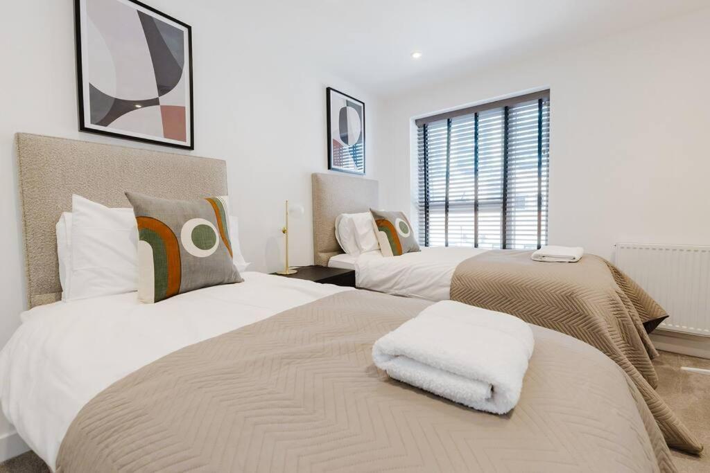 4-Level Luxury 2 Bedroom House Sleeps 6, Rooftop, Harry P & Free Parking Watford  Exterior photo