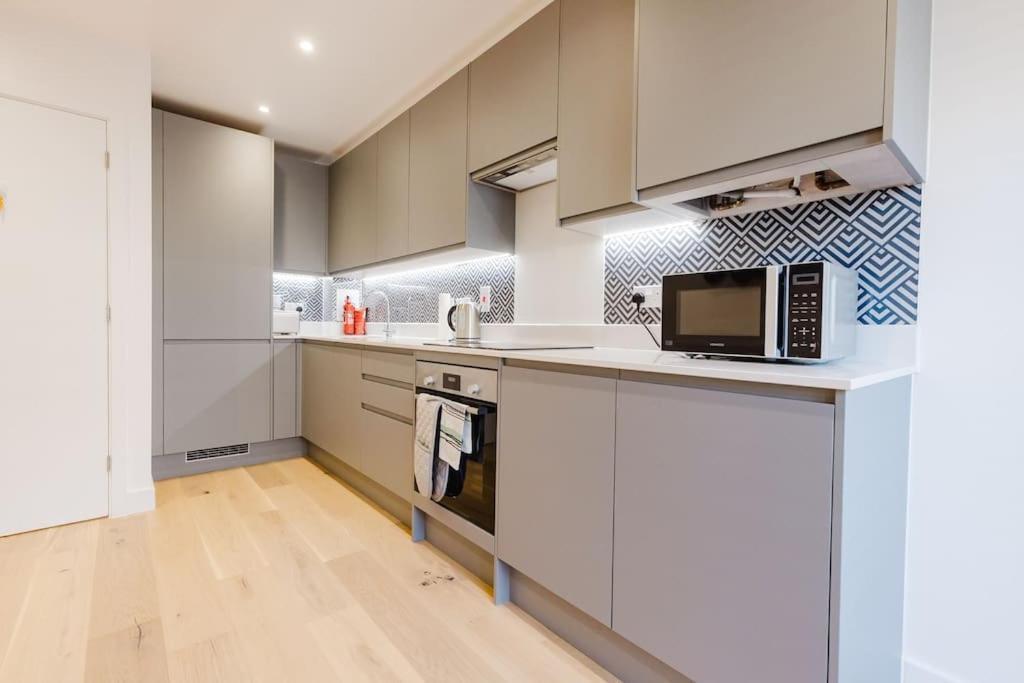 4-Level Luxury 2 Bedroom House Sleeps 6, Rooftop, Harry P & Free Parking Watford  Exterior photo