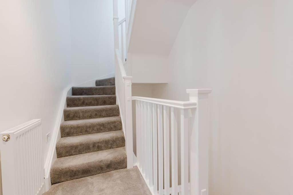 4-Level Luxury 2 Bedroom House Sleeps 6, Rooftop, Harry P & Free Parking Watford  Exterior photo