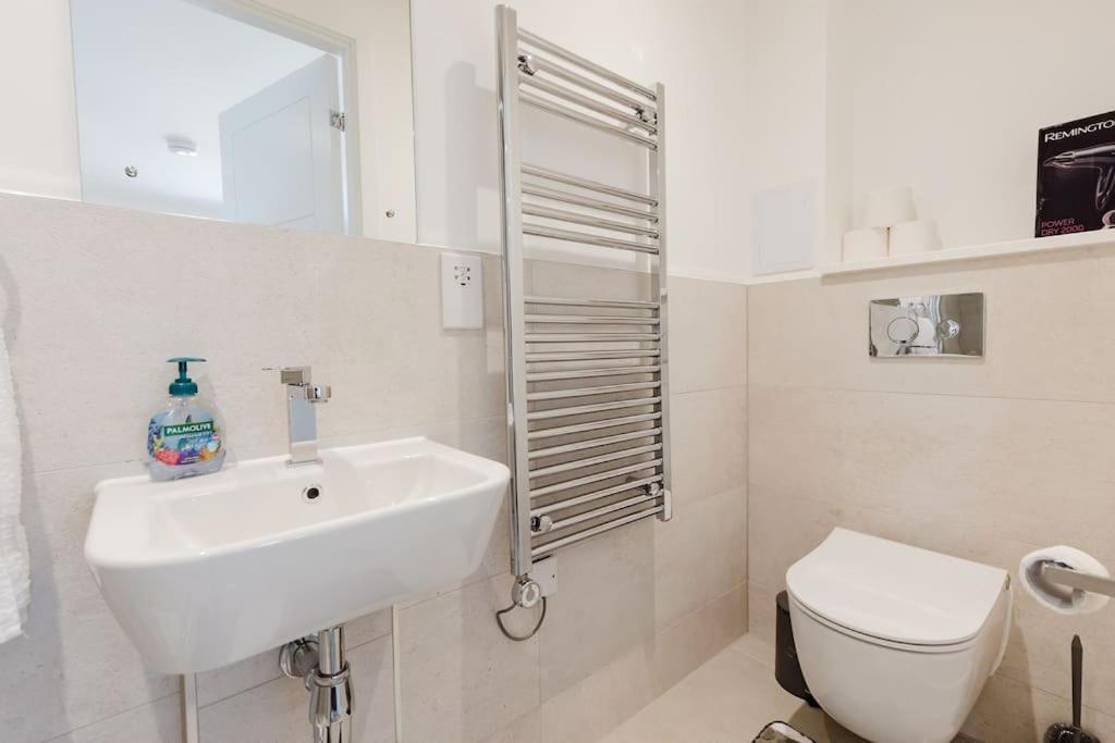 4-Level Luxury 2 Bedroom House Sleeps 6, Rooftop, Harry P & Free Parking Watford  Exterior photo