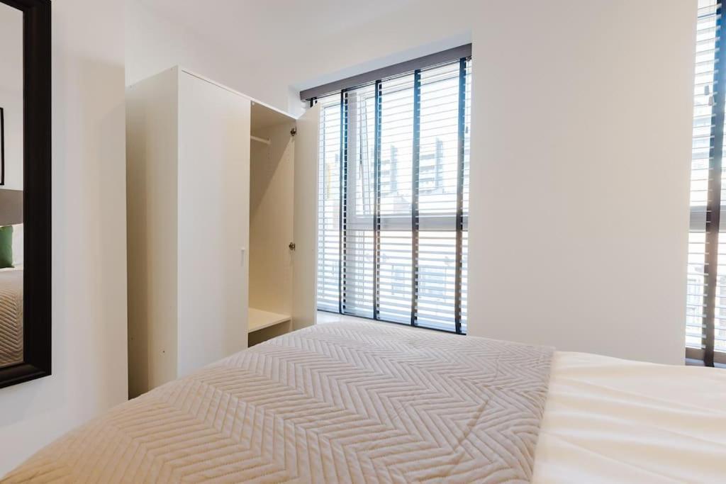 4-Level Luxury 2 Bedroom House Sleeps 6, Rooftop, Harry P & Free Parking Watford  Exterior photo