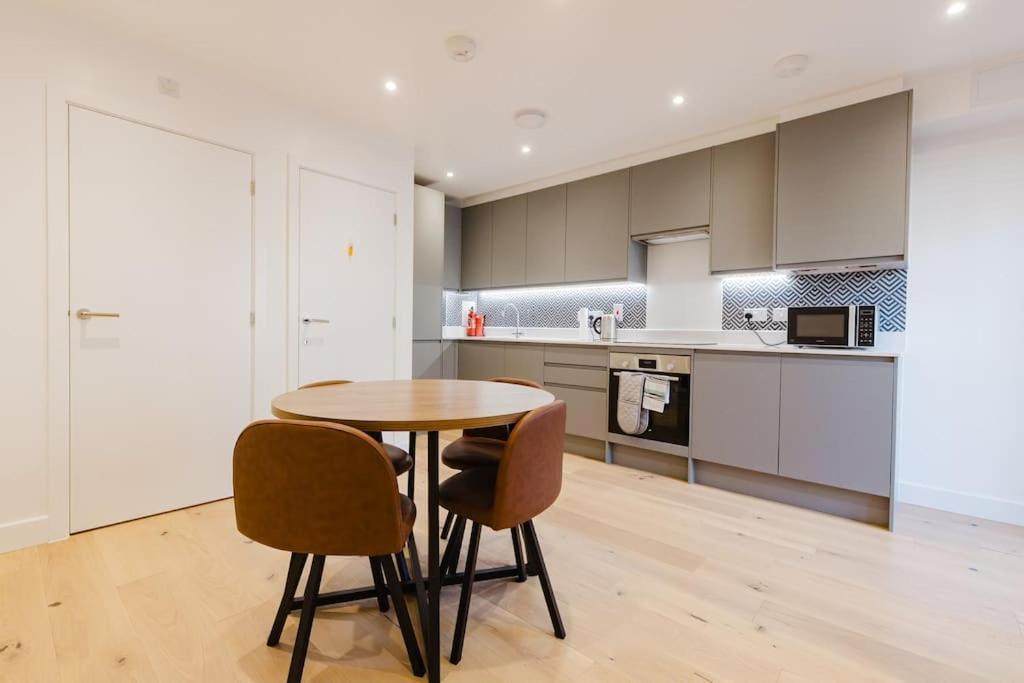 4-Level Luxury 2 Bedroom House Sleeps 6, Rooftop, Harry P & Free Parking Watford  Exterior photo
