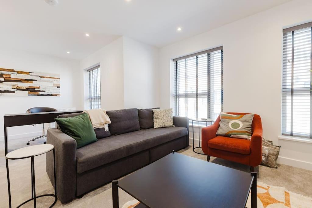 4-Level Luxury 2 Bedroom House Sleeps 6, Rooftop, Harry P & Free Parking Watford  Exterior photo